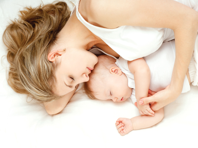 co-sleeping-baby-mom-infant-sleeping