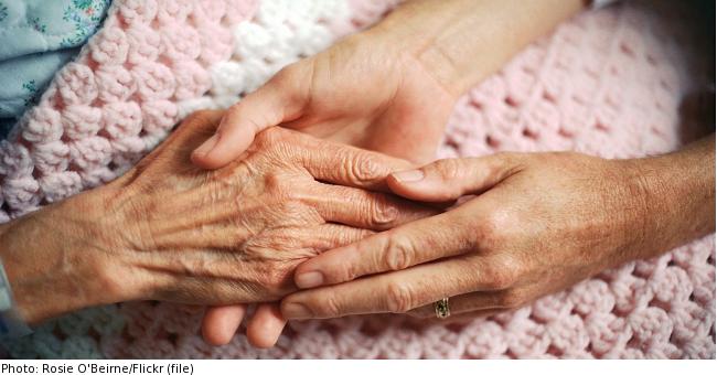 elderly-hands-care-loss1